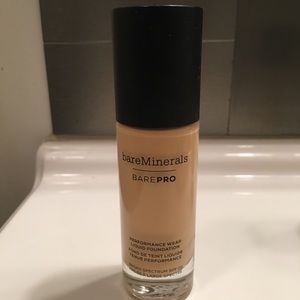 BarePro Performance Wear Liquid Foundation SPF 20